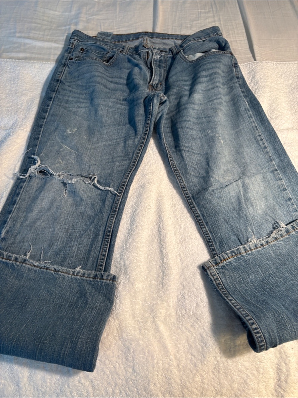 Levi's 559 - Faded Light Blue Jeans with distressing at the knee - Picture 3 of 4